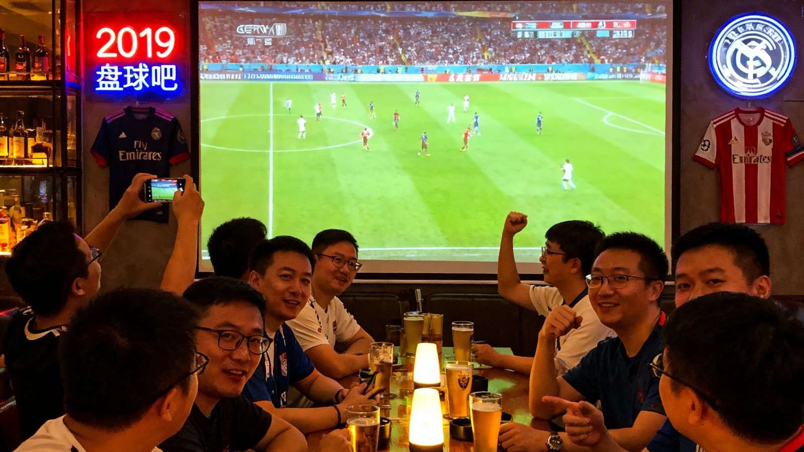 盘球吧创始团队在2019年首次线下聚会，来自北京上海深圳的11位球迷在酒吧观看欧冠决赛